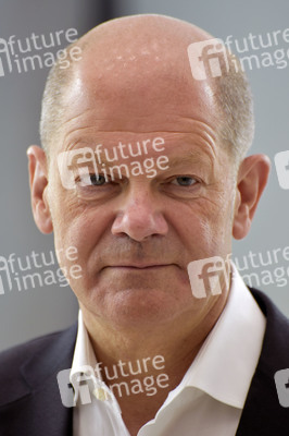 Olaf Scholz besucht die Merck KGaA in Darmstadt