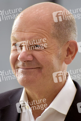 Olaf Scholz besucht die Merck KGaA in Darmstadt