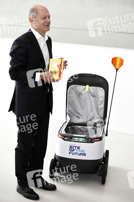 Olaf Scholz besucht die Merck KGaA in Darmstadt