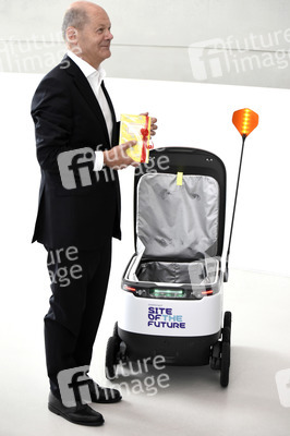 Olaf Scholz besucht die Merck KGaA in Darmstadt