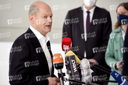 Olaf Scholz besucht die Merck KGaA in Darmstadt