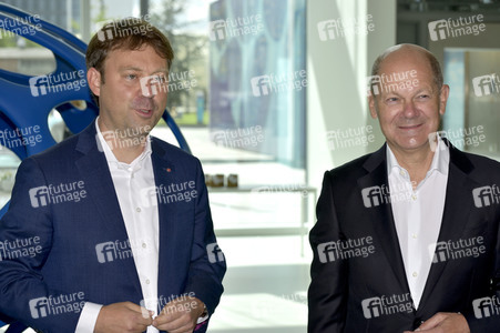 Olaf Scholz besucht die Merck KGaA in Darmstadt