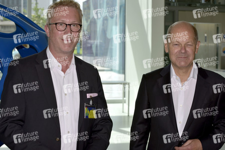 Olaf Scholz besucht die Merck KGaA in Darmstadt