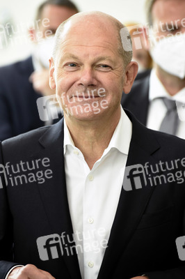 Olaf Scholz besucht die Merck KGaA in Darmstadt