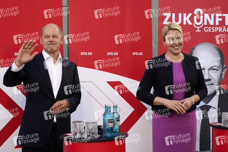 Olaf Scholz und Franziska Giffey beim Zukunftsgespräch in Berlin