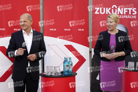 Olaf Scholz und Franziska Giffey beim Zukunftsgespräch in Berlin