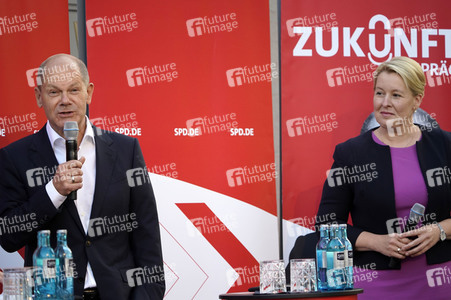 Olaf Scholz und Franziska Giffey beim Zukunftsgespräch in Berlin