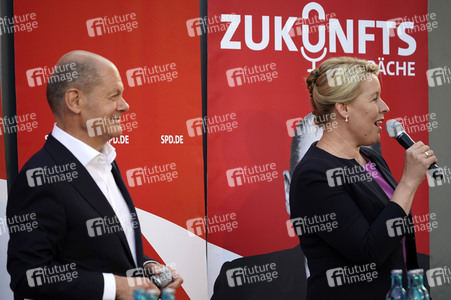 Olaf Scholz und Franziska Giffey beim Zukunftsgespräch in Berlin