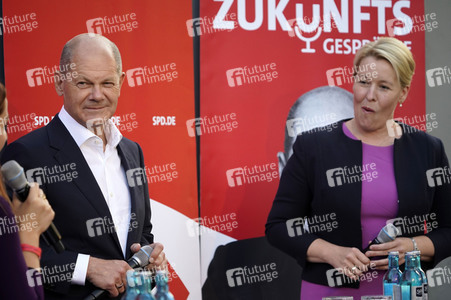 Olaf Scholz und Franziska Giffey beim Zukunftsgespräch in Berlin