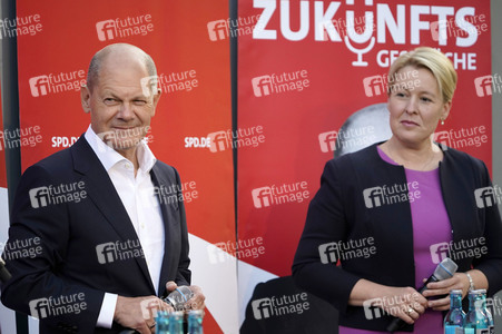 Olaf Scholz und Franziska Giffey beim Zukunftsgespräch in Berlin