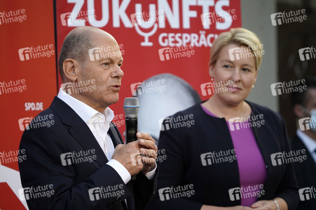 Olaf Scholz und Franziska Giffey beim Zukunftsgespräch in Berlin