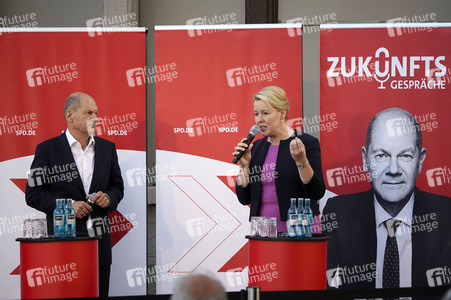 Olaf Scholz und Franziska Giffey beim Zukunftsgespräch in Berlin