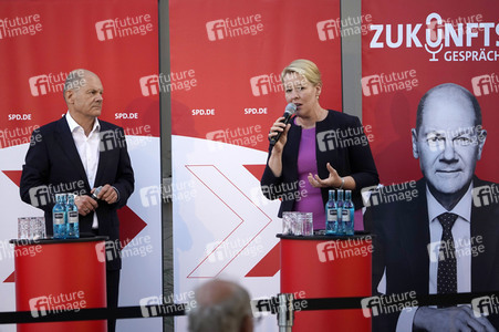 Olaf Scholz und Franziska Giffey beim Zukunftsgespräch in Berlin