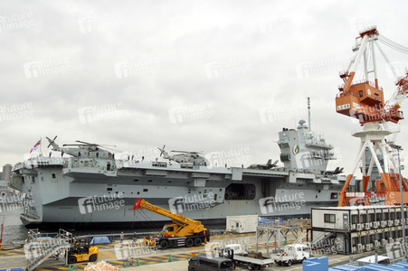 Ankunft der HMS Queen Elizabeth in Yokosuka
