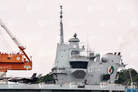 Ankunft der HMS Queen Elizabeth in Yokosuka