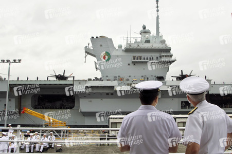 Ankunft der HMS Queen Elizabeth in Yokosuka