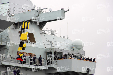 Ankunft der HMS Queen Elizabeth in Yokosuka