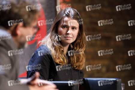 Luisa Neubauer und Bernd Ulrich auf der phil.cologne 2021 in Köln