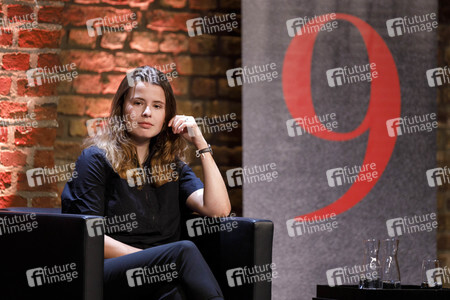 Luisa Neubauer und Bernd Ulrich auf der phil.cologne 2021 in Köln