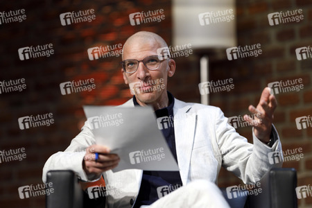 Sam Ginn und Hans Ulrich Gumbrecht auf der phil.cologne 2021 in Köln