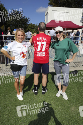 Benefiz-Fußballspiel 'Kicken mit Herz' 2021 in Hamburg