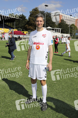Benefiz-Fußballspiel 'Kicken mit Herz' 2021 in Hamburg