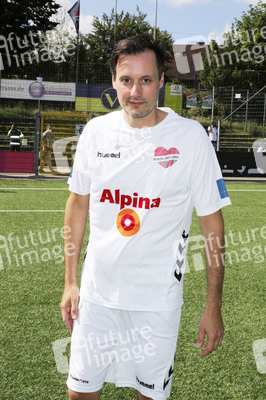 Benefiz-Fußballspiel 'Kicken mit Herz' 2021 in Hamburg