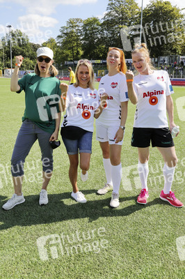 Benefiz-Fußballspiel 'Kicken mit Herz' 2021 in Hamburg