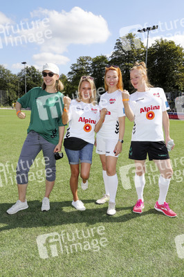 Benefiz-Fußballspiel 'Kicken mit Herz' 2021 in Hamburg