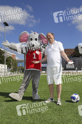 Benefiz-Fußballspiel 'Kicken mit Herz' 2021 in Hamburg