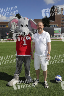 Benefiz-Fußballspiel 'Kicken mit Herz' 2021 in Hamburg