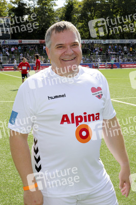 Benefiz-Fußballspiel 'Kicken mit Herz' 2021 in Hamburg