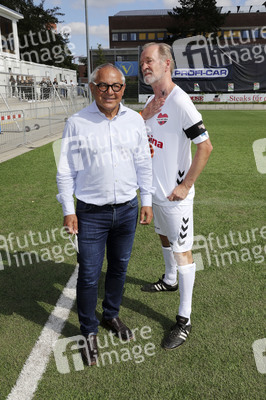 Benefiz-Fußballspiel 'Kicken mit Herz' 2021 in Hamburg