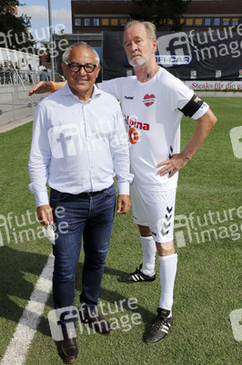 Benefiz-Fußballspiel 'Kicken mit Herz' 2021 in Hamburg