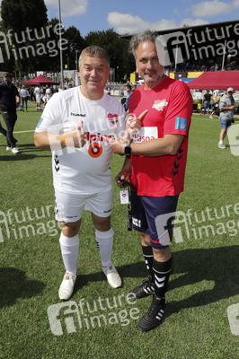 Benefiz-Fußballspiel 'Kicken mit Herz' 2021 in Hamburg