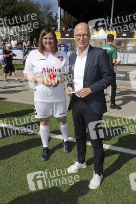 Benefiz-Fußballspiel 'Kicken mit Herz' 2021 in Hamburg