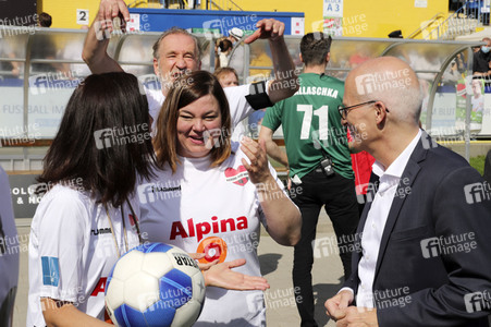 Benefiz-Fußballspiel 'Kicken mit Herz' 2021 in Hamburg