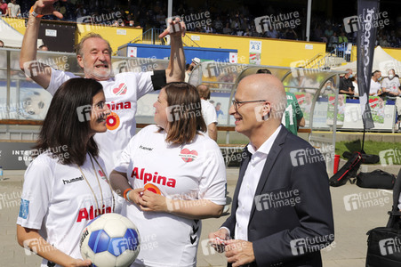 Benefiz-Fußballspiel 'Kicken mit Herz' 2021 in Hamburg