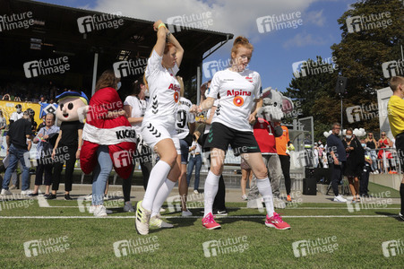 Benefiz-Fußballspiel 'Kicken mit Herz' 2021 in Hamburg