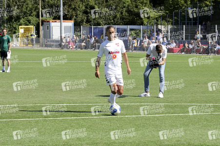 Benefiz-Fußballspiel 'Kicken mit Herz' 2021 in Hamburg