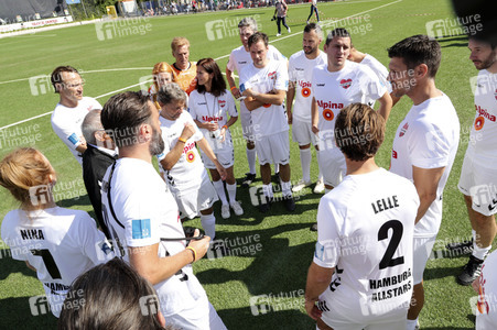 Benefiz-Fußballspiel 'Kicken mit Herz' 2021 in Hamburg