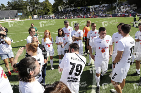Benefiz-Fußballspiel 'Kicken mit Herz' 2021 in Hamburg
