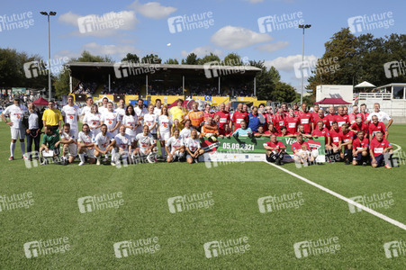 Benefiz-Fußballspiel 'Kicken mit Herz' 2021 in Hamburg