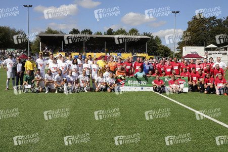 Benefiz-Fußballspiel 'Kicken mit Herz' 2021 in Hamburg