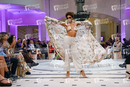 Anja Gockel Fashion Show auf der Berlin Fashion Week Spring/Summer 2022