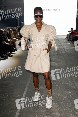 Rebekka Ruetz Fashion Show auf der Berlin Fashion Week Spring/Summer 2022