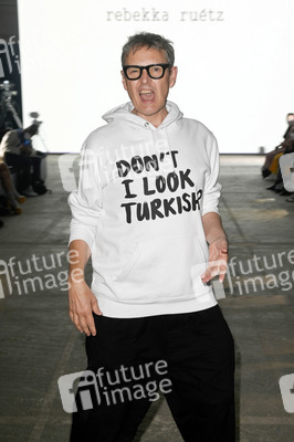 Rebekka Ruetz Fashion Show auf der Berlin Fashion Week Spring/Summer 2022