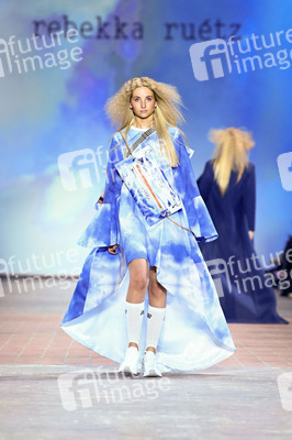 Rebekka Ruetz Fashion Show auf der Berlin Fashion Week Spring/Summer 2022