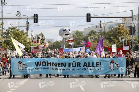Demo für Mietenstopp und Mietendeckel in Berlin