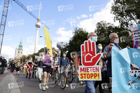 Demo für Mietenstopp und Mietendeckel in Berlin